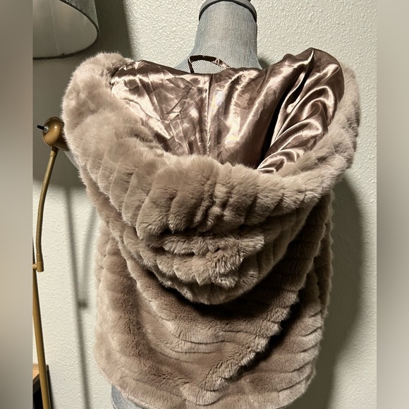 Pink Sophie Women's Faux Fur
Hooded Vest - Size Small Excellent condition - Picture 6 of 8